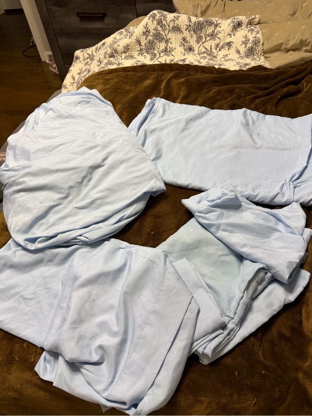 Blue king sheet set with four pillow cases light pilling
